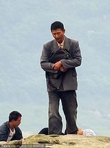 组图：刘德华拍新片造型邋遢显落魄 认真看回放