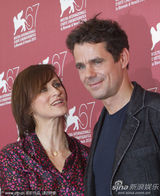 《三》媒体见面会 苏菲-罗艺斯获两男星揽腰护花