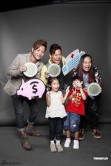 组图：草蜢荣升慈善荣誉大使 与宝宝同乐显父爱