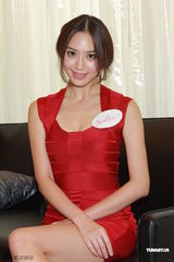 组图：白歆惠性感红装不慎走光 最想合作刘青云