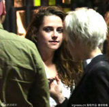 组图：暮光女与男友庆23岁生日 帕丁森潮范抢镜