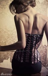 幻灯图集：名模亚历山大-安布罗休最新性感写真图