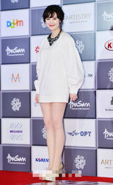 组图：釜山电影节开幕 具惠善着连身卫衣亮相