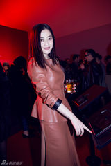 组图：梅婷受邀出席摄影展 展优雅迷人气质