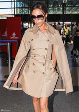 组图：贝嫂维多利亚卡其色风衣现身机场