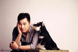 组图：谭耀文拍宠物写真显爱心 淡然笑容显真挚