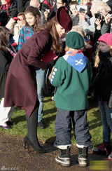 高清图：英国王室圣诞节现身教堂凯特帽子抢眼