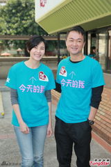 组图：蒙嘉慧巧遇发哥教买菜 获对方鼓励打气