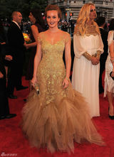 阿尔巴金色长裙赛缪斯 老牌美女波姬-小丝拄拐(图)