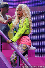 组图：麻辣鸡个唱粉丝强行上台 与保镖激烈扭打