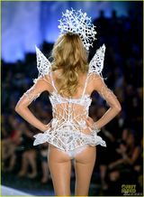 组图:维密年度大秀开幕泰勒献唱 众超模T台斗艳