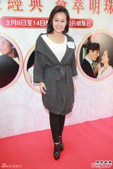 组图：黄心颖做宣传站台 不慎露黑色胸围