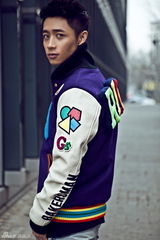 星街拍：魏晨寒冬街拍换装秀 迷幻色披风显帅气