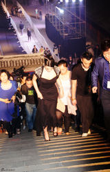 组图：张雨绮亮相杂志庆典 踩高跟爬石阶秀事业线