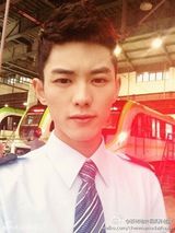 组图：最帅地铁司机迷倒女网友 俊朗外形当模特