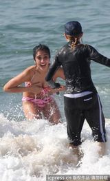 组图：麦当娜与男友水中缠绵 女儿粉色比基尼秀身材