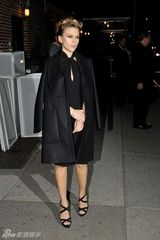 组图：斯嘉丽穿黑色及膝裙裹大衣美丽冻人