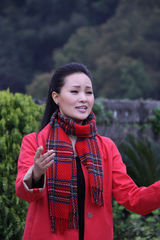 组图：青年歌唱家雷佳返乡拍摄MV 乡土造型曝光