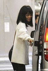 组图：蕾哈娜真空现身露美背 与绯闻男友分头走