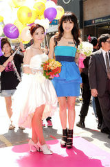 幻灯图：官恩娜主持街头婚礼 坦言对男友很满意