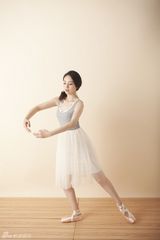 组图：董璇写真变身芭蕾舞者柔美优雅