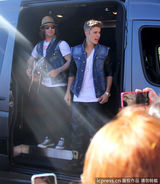 组图：比伯当街献唱谢歌迷 小天王自恋摸发