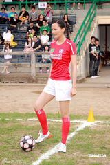 幻灯图：陈法拉变身足球宝贝 着球服秀飒爽英姿