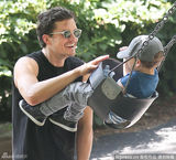 组图：奥兰多-布鲁姆带儿子公园荡秋千尽显父爱