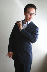 幻灯图集：李玉刚赴日巡演 接受日媒采访亮身段