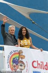 幻灯：道格拉斯携娇妻看望病童 泽塔-琼斯笑容迷人