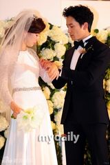 组图：池城李宝英大婚 恩爱亮相摸脸亲吻秀婚戒