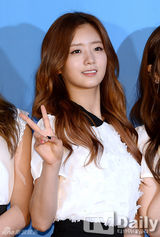 组图：韩团A pink任宣传大使黑白配甜美亮相