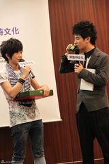 高清图：主持人马松赴台发新书 方文山张芸京助阵