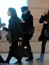 组图：黄奕懒理婚变传闻 获女儿送机露慈母笑