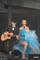 组图：薛凯琪开唱陈奕迅上台 避谈与方大同拍拖