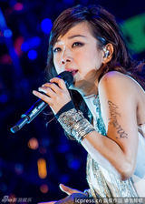 组图：林忆莲上海热舞开唱 短打上阵不惧露底