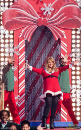 组图：玛丽亚-凯莉挺大肚穿高跟鞋 放歌迪斯尼 