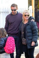 组图：休-杰克曼与妻接女儿放学其乐融融