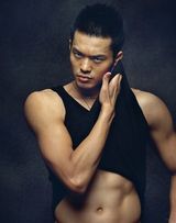 组图：林丹时尚写真秀壮硕肌肉霸气外露