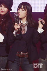 组图：少女时代回归打榜夺冠 西装礼帽显帅气