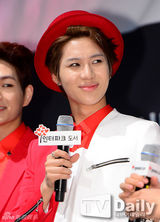 组图：韩团SHINee办签名会 火红装帅气惹眼