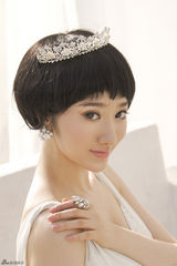 组图：张舒媛清新短发写真 知性优雅显文艺气质