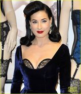 组图：脱衣舞娘蒂塔-万提斯超低胸蓝裙露半乳