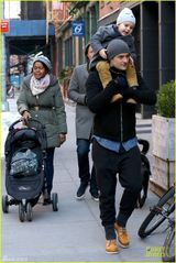 组图：奥兰多带子出街骑大马 小弗林吐舌卖萌