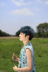 组图：曾轶可曝光烈日写真 蓝天蓝发自然清新