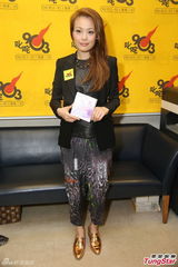 组图：容祖儿自认包容歌迷 低调吃饭为男友庆生