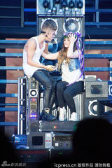 组图：比伯演唱会现场掏裤裆 撅屁露内裤尺度大