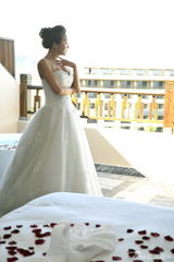 组图：杜若溪登杂志封面 披纯白婚纱娇美动人