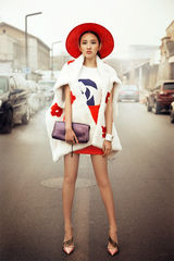 唐艺昕早春街拍大秀美腿 人气新宠时髦换装