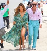 组图：洛佩兹拍新歌MV男友监场 绿色长裙秀美胸